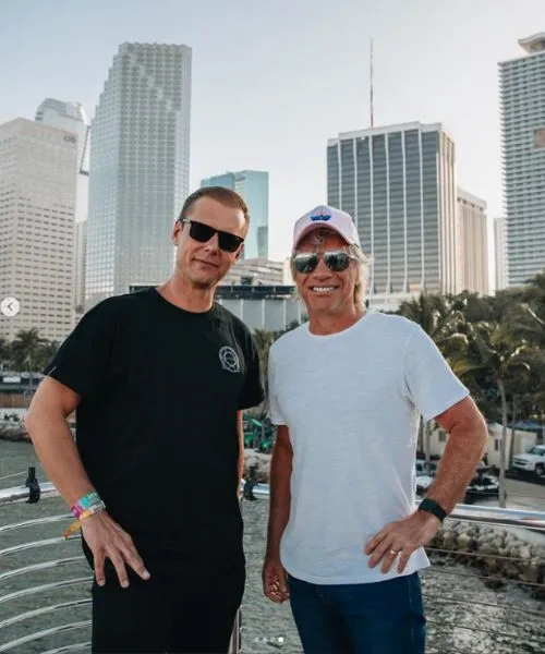 Jon Bon Jovi participa de show do DJ Armin Van Buuren em Miami.
