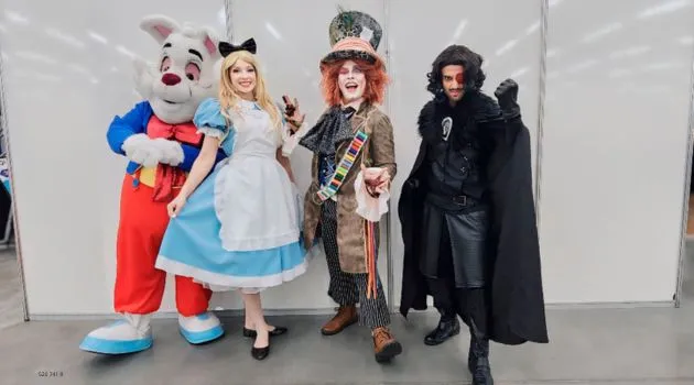 Personagens de "Alice no País das Maravilhas" fazem espetáculo de Páscoa gratuito em Florianópolis