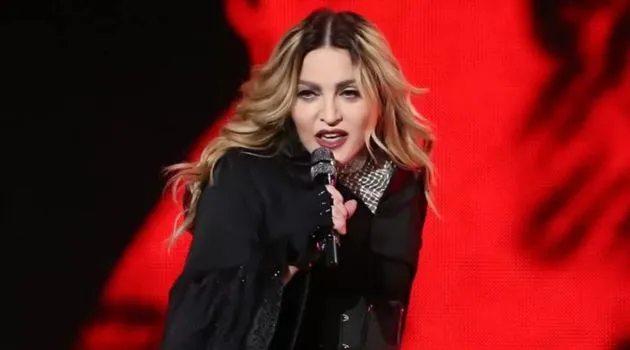 Madonna dá bronca em homem sentado em show, sem ver que ele é cadeirante.