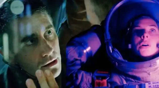 Jake Gyllenhaal e Rebecca Ferguson lutam contra um alienígena em 'Vida'.
