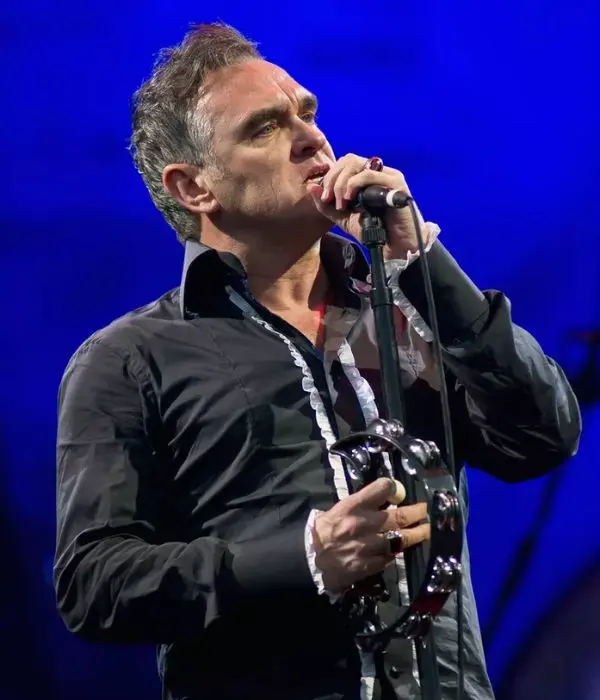 Morrissey anuncia relançamento de álbum ao vivo.