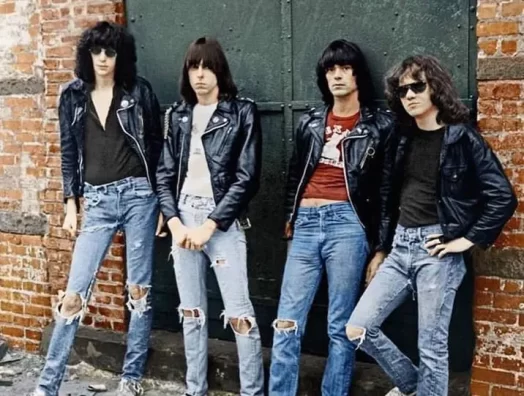 Que tal: 48 anos do álbum de estreia dos Ramones: um marco na história do punk