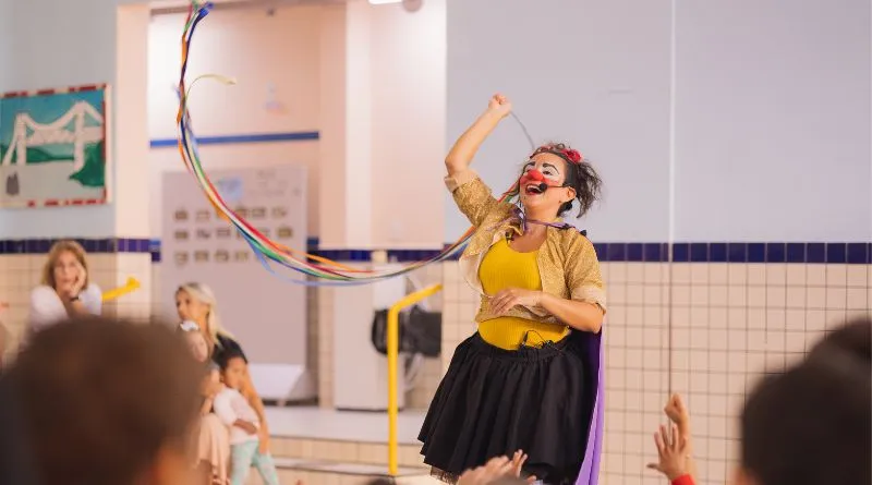 Espetáculo "A Bruxa do Cabelo Branco" é atração no Domingo Com Teatro.