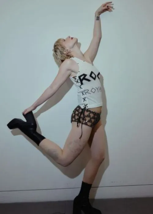 Hayley Williams do Paramore usa look assinado por Stella McCartney.