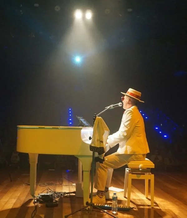 Floripa Shopping traz tributo de Elton John para evento do Dia dos Pais.