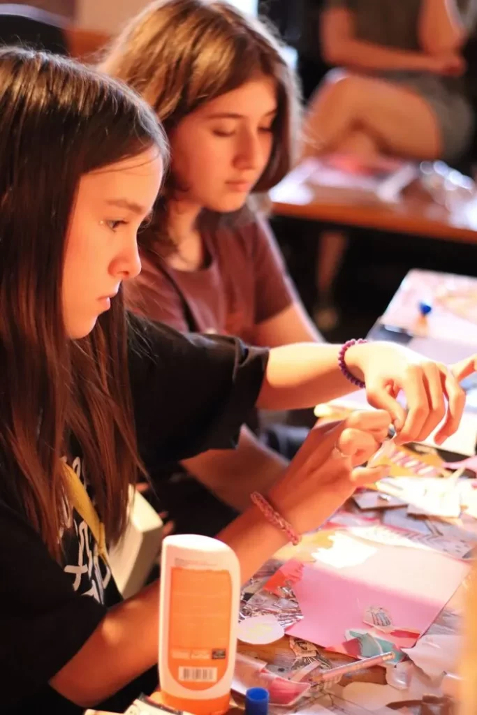 Galeria recebe exposição de artistas mirins no mês das crianças