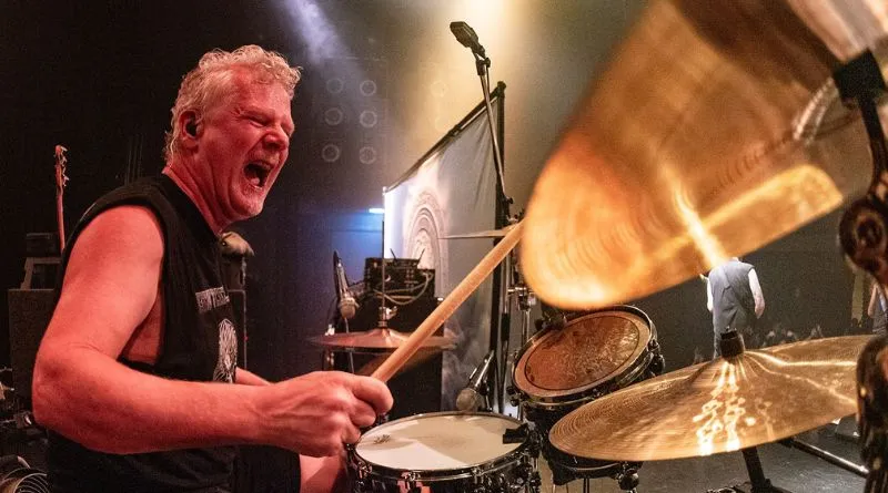 Iron Maiden: quem é Simon Dawson substituto de Nicko McBrain?