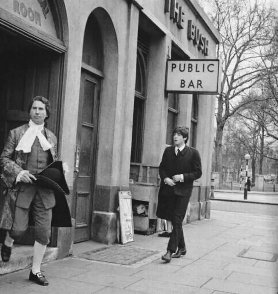 Foto rara revela Paul McCartney nos bastidores de A Hard Day's Night.