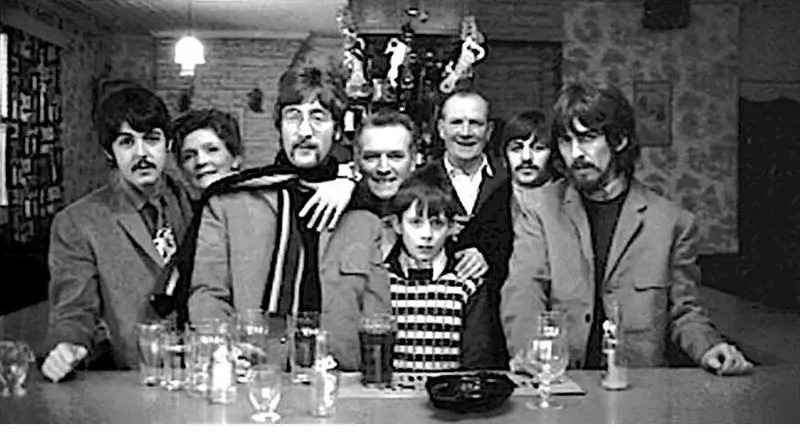 The Beatles: foto da banda em pub londrino: real ou montagem?