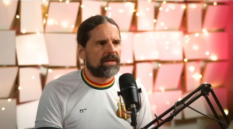 Andreas Kisser critica fãs de metal: "São os caras mais chatos que tem".