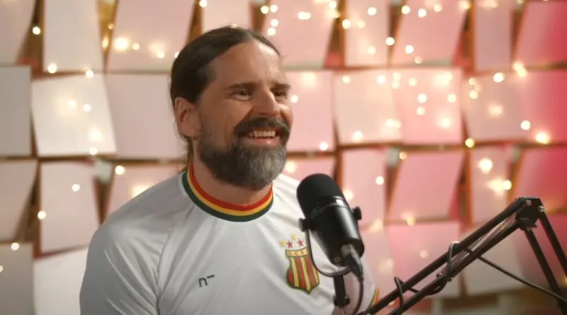 Andreas Kisser lembra infância com Roberto Carlos e paixão pelo São Paulo