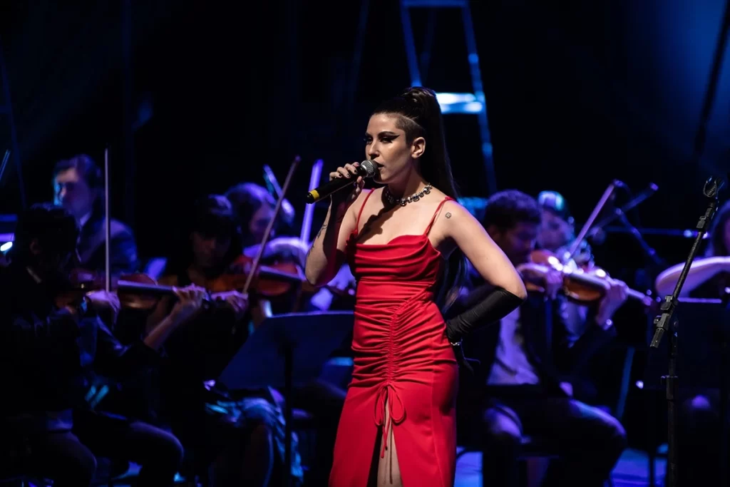ABRUNA interpreta Amy Winehouse em espetáculo no Teatro Ademir Rosa