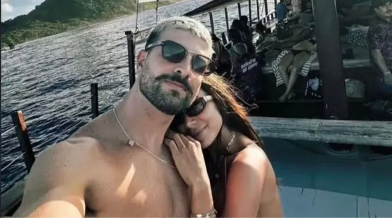 Anitta comemora 32 anos colada com affair em Noronha.