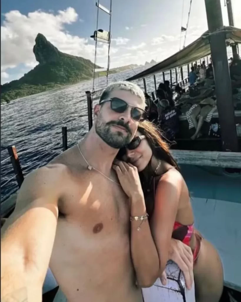 Anitta comemora 32 anos colada com affair em Noronha.