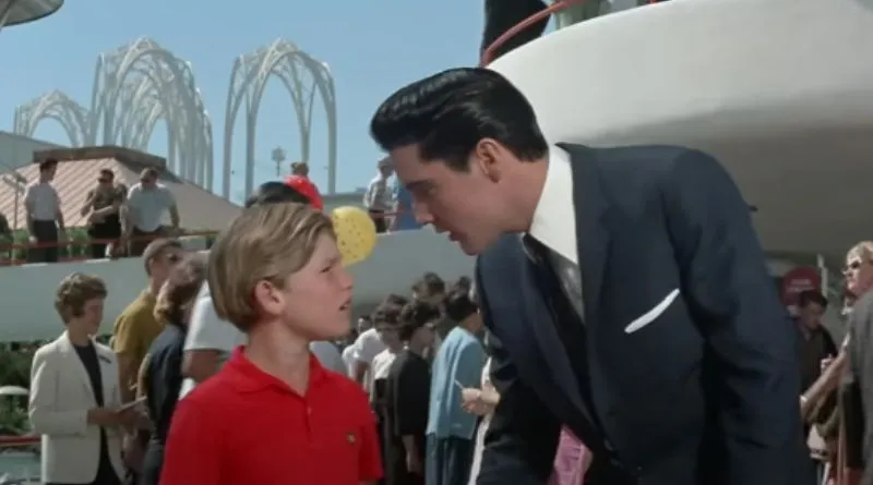 Kurt Russell começou a carreira chutando a canela de Elvis Presley