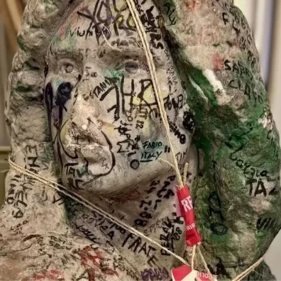 Escultura de Jim Morrison é encontrada quase 40 anos após roubo em cemitério de Paris