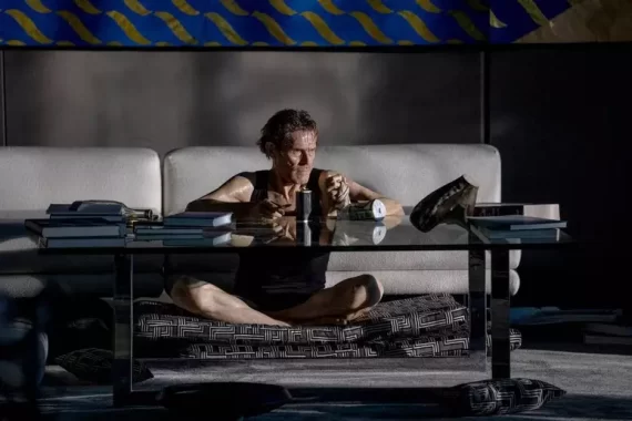 Willem Dafoe está encurralado em “Dentro”, filme de tensão e isolamento