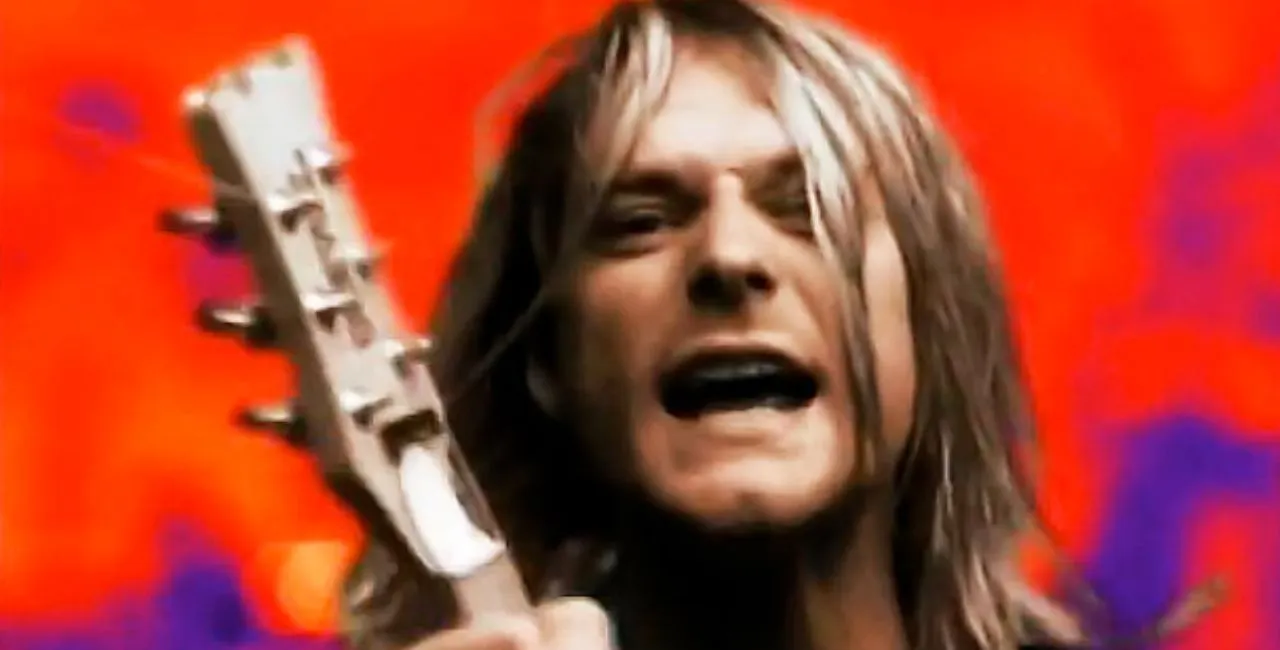 Kurt Cobain acertou segurança com guitarra em show caótico