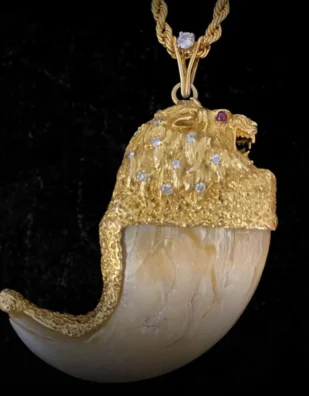 Colar "Garra de Leão" de Elvis Presley vai a leilão por valor milionário Colar "Garra de Leão" de Elvis Presley vai a leilão por valor milionário