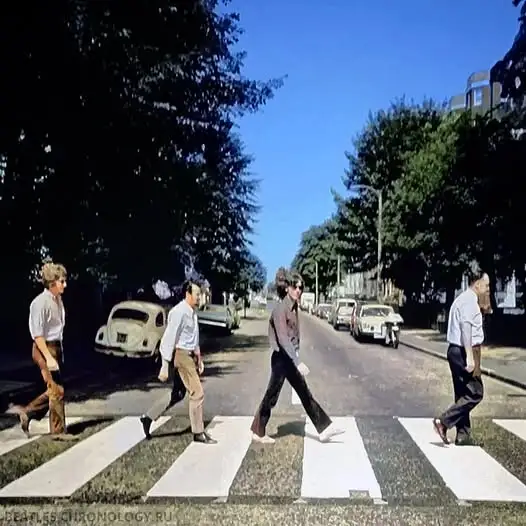 Antes do clique: fotógrafo dos Beatles testou a travessia em Abbey Road com figurantes
