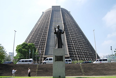 Estreia de “O Brutalista” no Prime Video reacende debate sobre brutalismo