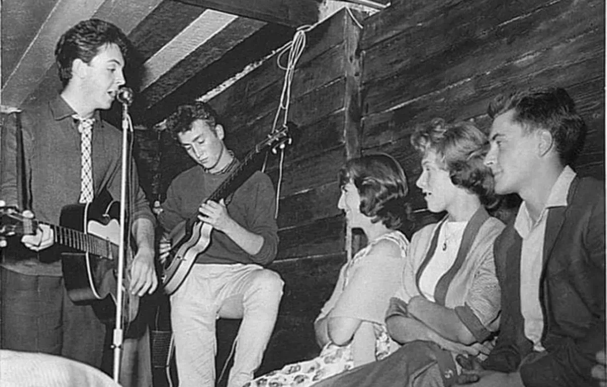 John, Paul, George e Cynthia ajudaram a pintar o Casbah de Mona Best.