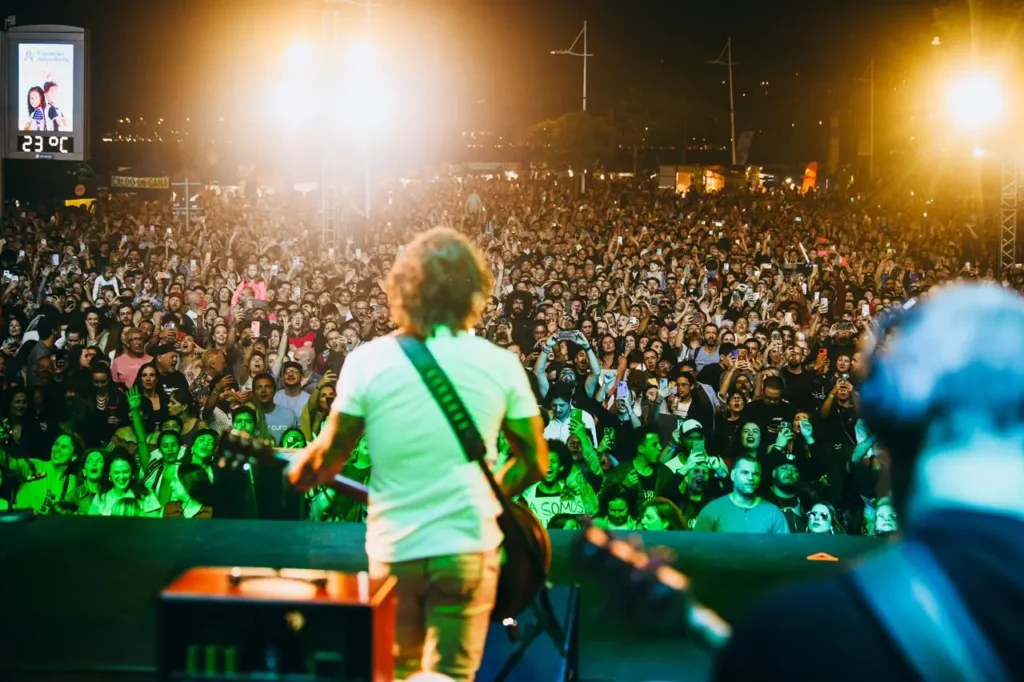 Dazaranha emociona mais de 20 mil pessoas em show histórico na Beira-Mar Norte
