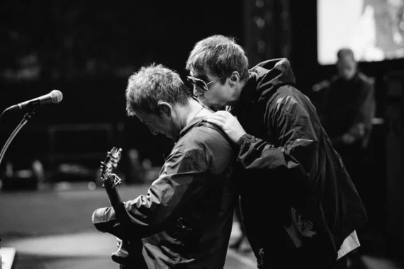 Oasis prepara nova turnê em 2027 com volta histórica a Knebworth, diz site Reconciliação e a nova turnê do Oasis começaram a ser planejadas 14 meses antes.