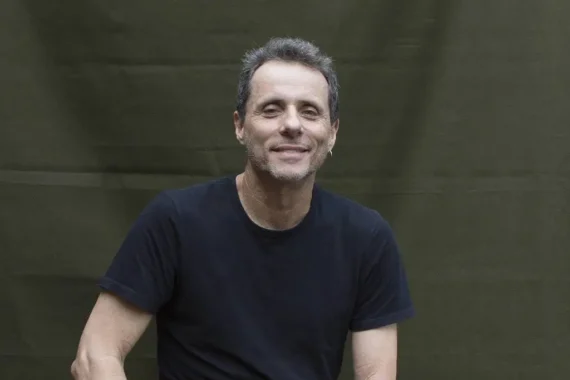 Novo livro de Tony Bellotto traz mistério ambientado na década de 70