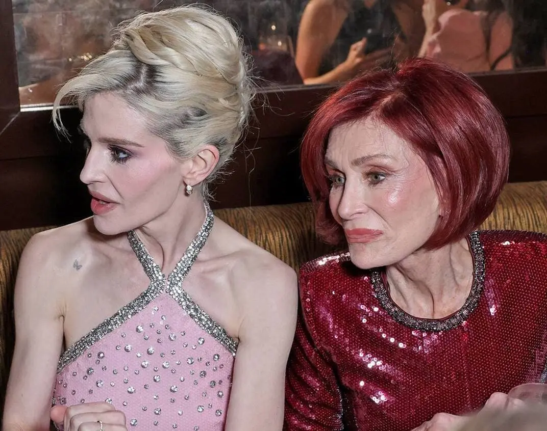 Kelly e a mãe Sharon Osbourne durante evento em Londres. Reprodução redes sociais.