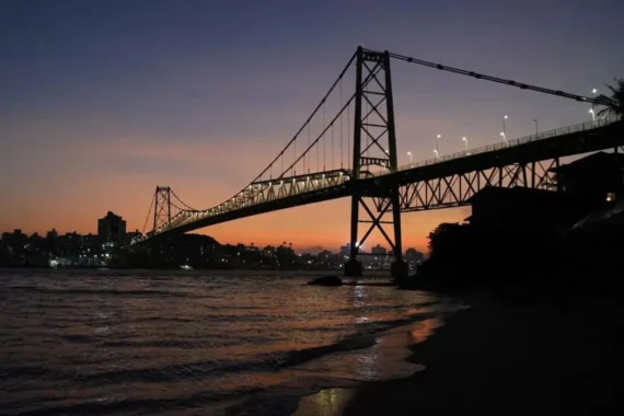 Ponte Hercílio Luz: obra literária revela história da 'Velha Senhora