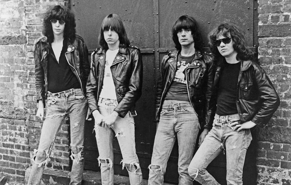 "Merry Christmas" dos Ramones: brigas de casal em punk natalino.