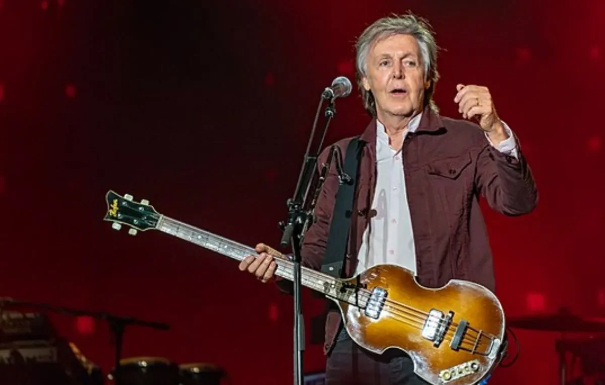 Hofner, fabricante do baixo de Paul McCartney pede falência.