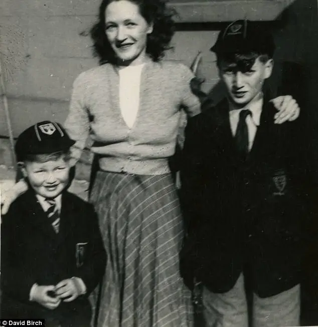 John Lennon, aos 11 anos, escreveu sua 1ª carta agradecendo sua tia.