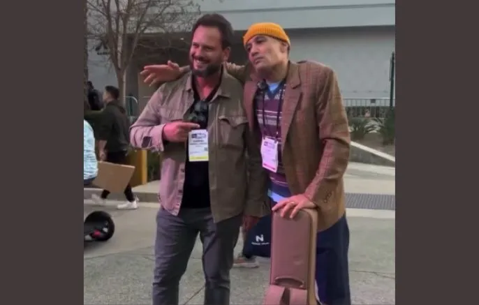 Ben Harper presenteia fã brasileiro com violão.