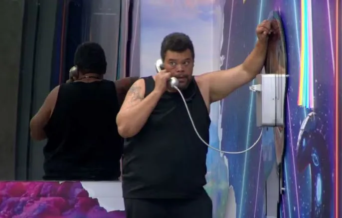 Big Fone surpreende e Babu Santana recebe pulseira misteriosa