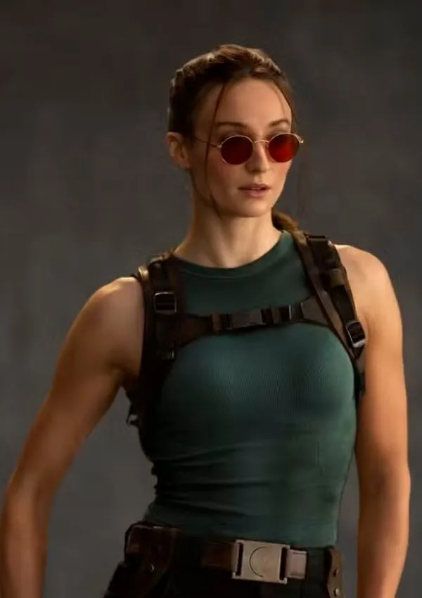 Sophie Turner surge como Lara Croft e fãs enlouquecem