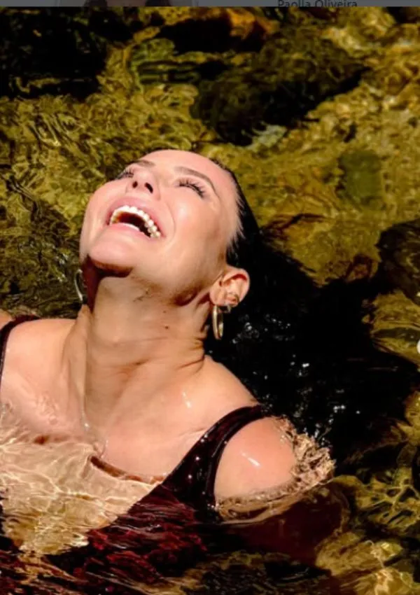 Paolla Oliveira posta fotos se "energizando" em cachoeira.