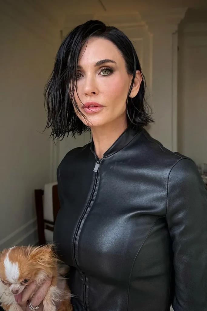 Demi Moore surge irreconhecível com novo corte em desfile da Gucci