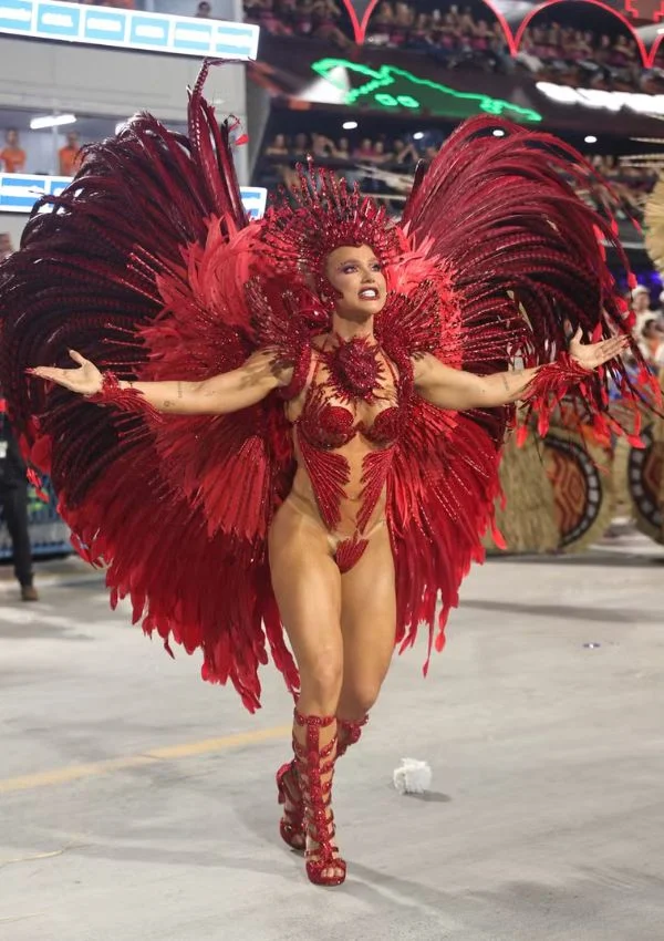 Tapa-Sexo de Virginia descola na estreia pela Grande Rio.