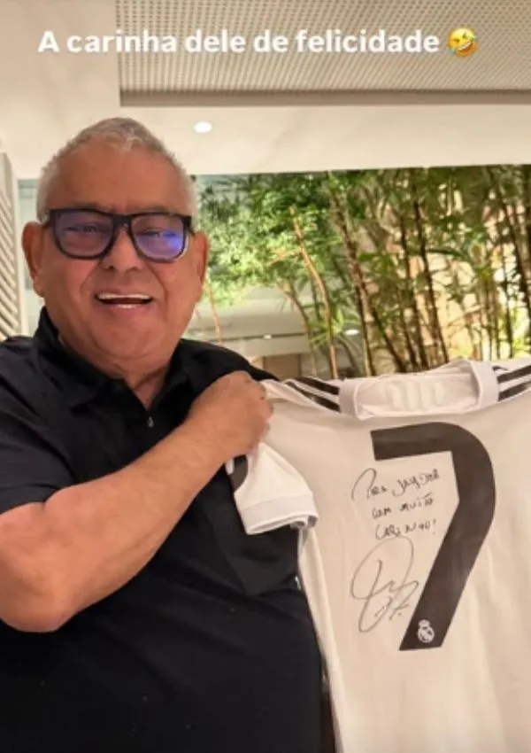 Virginia Fonseca surpreende presidente da Grande Rio com presente especial.