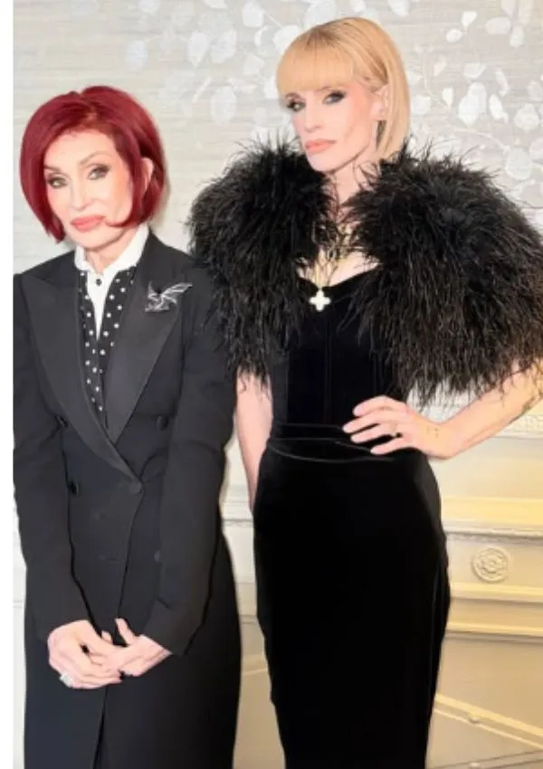 Kelly Osbourne surge no BRIT Awards com visual em tributo ao pai