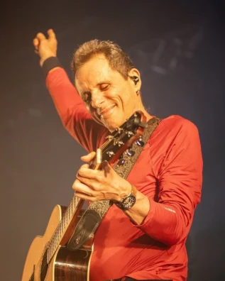 Tony Bellotto revela sequela após cirurgia e desabafa sobre medo de não tocar mais