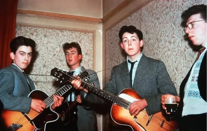 Quem é o rapaz que aparece com John, Paul e George Harrison em foto de 1958