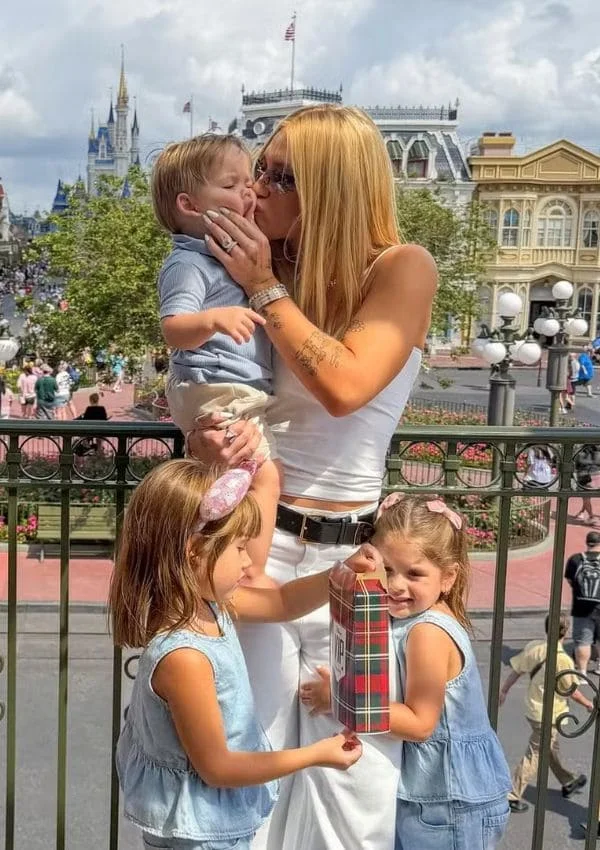 Vini Jr e Virginia Fonseca são vistos na Disney após derrota do Brasil pra França.