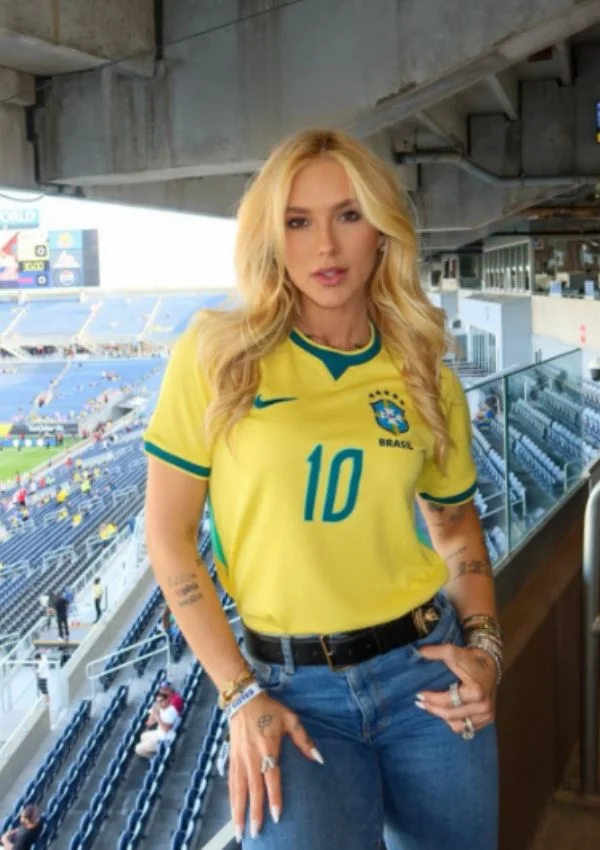Virginia Fonseca surge com camisa 10 e reforça torcida por Vini Jr.