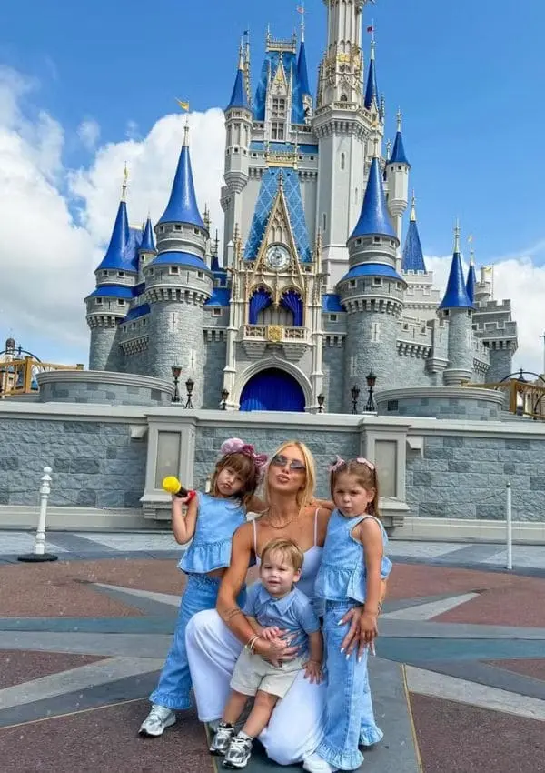 Vini Jr e Virginia Fonseca são vistos na Disney após derrota do Brasil pra França.