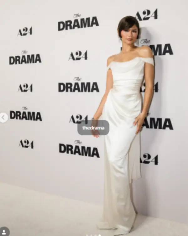 Zendaya chama atenção com vestido em look azul na estreia de "O Drama".