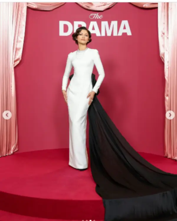 Zendaya chama atenção com vestido em look azul na estreia de "O Drama".