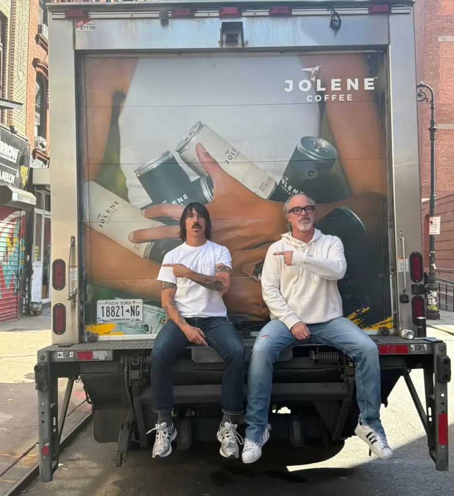 Anthony Kiedis promove sua marca de café em Nova Iorque.